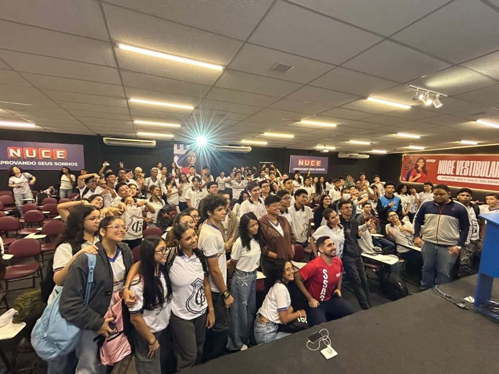 Alunos do 2º ano do Ginásio Pernambucano participando de aulão de vestibulares em parceria com o NUCE.