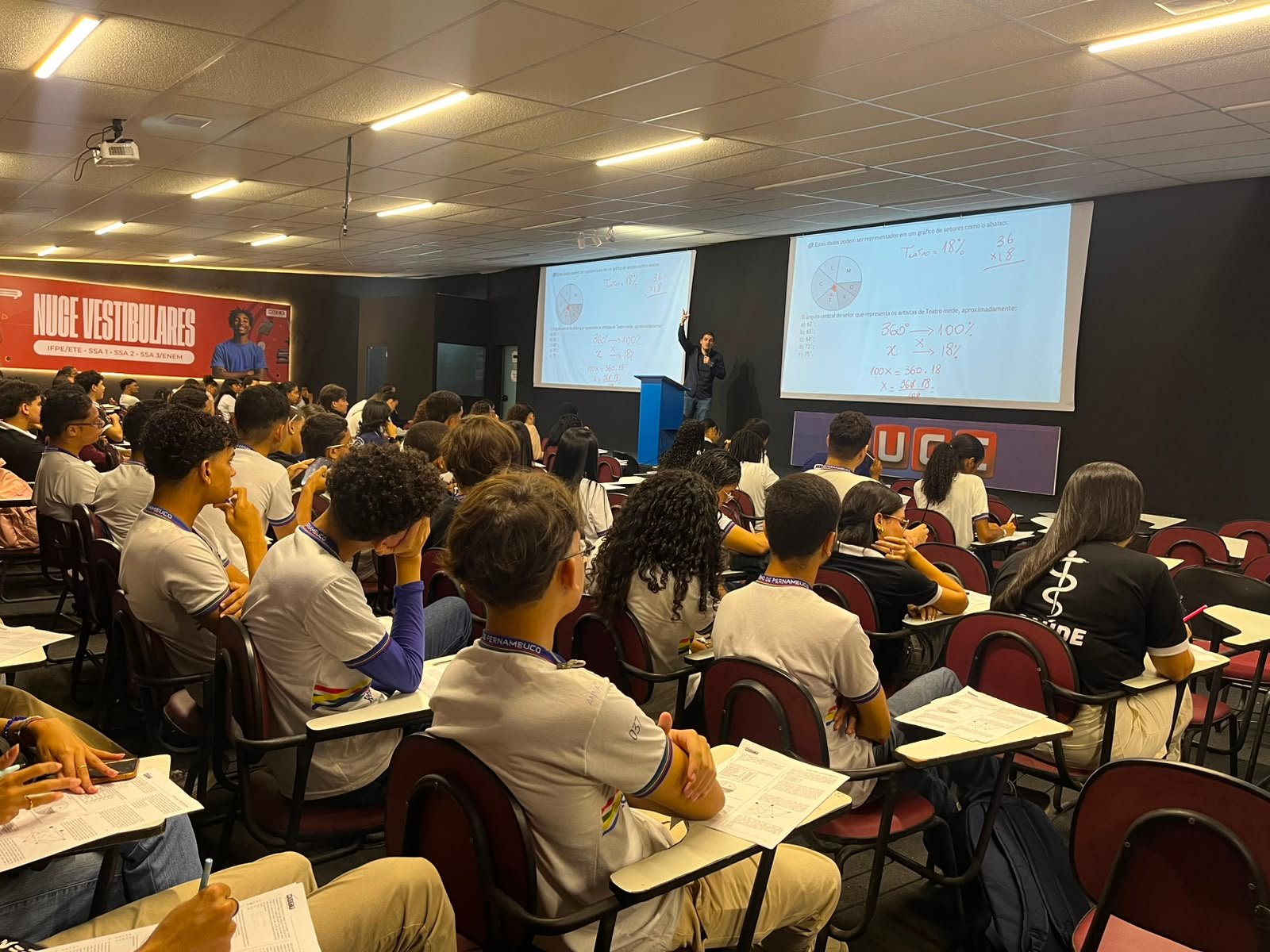 Estudantes da rede pública participam de aulão para vestibulares no NUCE em parceria com a GRE Recife Sul.
