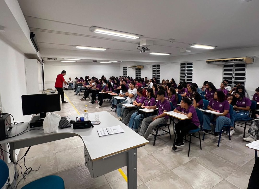 Alunos da Escola Augusto Severo durante visita ao NUCE Vestibulares na unidade de Piedade.