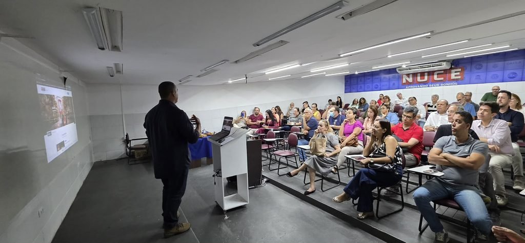 Profissionais do NUCE participam de encontro com aproximadamente 70 diretores de escolas estaduais vinculadas à GRE Recife Sul. A iniciativa apresentou soluções que integram educação e tecnologia, incluindo as possibilidades de utilização do NUCE Online para ampliar o acesso dos estudantes a conteúdos educacionais.