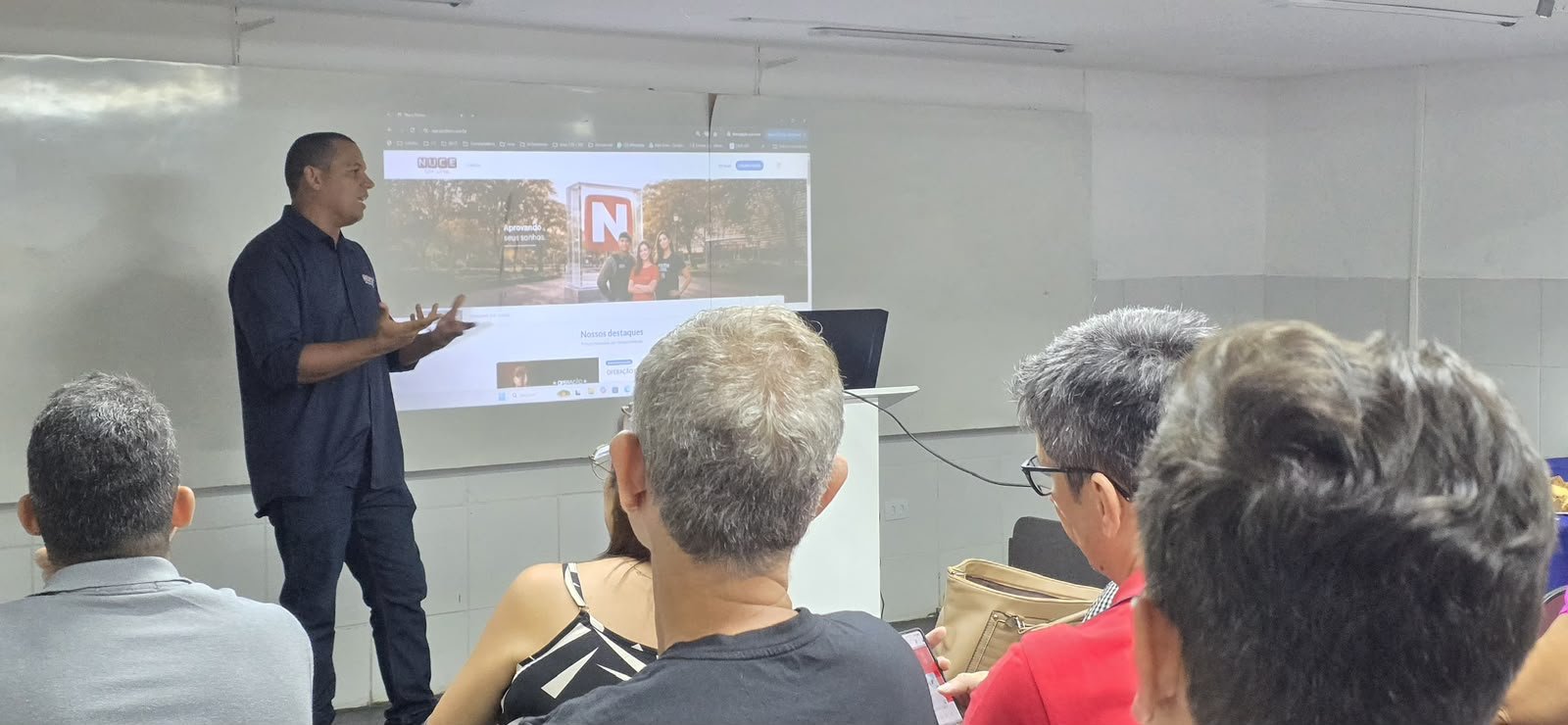 Profissionais do NUCE apresentam soluções educacionais a gestores da GRE Recife Sul.